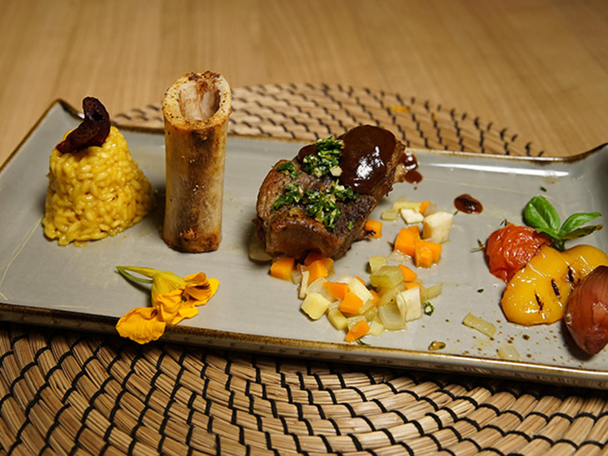 Bild zu: "Ossobuco mit marktfrischer Gremolata an Mailänder Safranreis und Gemüse"