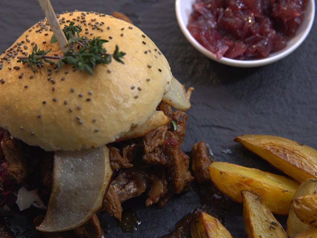 Festlicher Burger, Rotkohlsalat mit Walnüssen und Cranberries