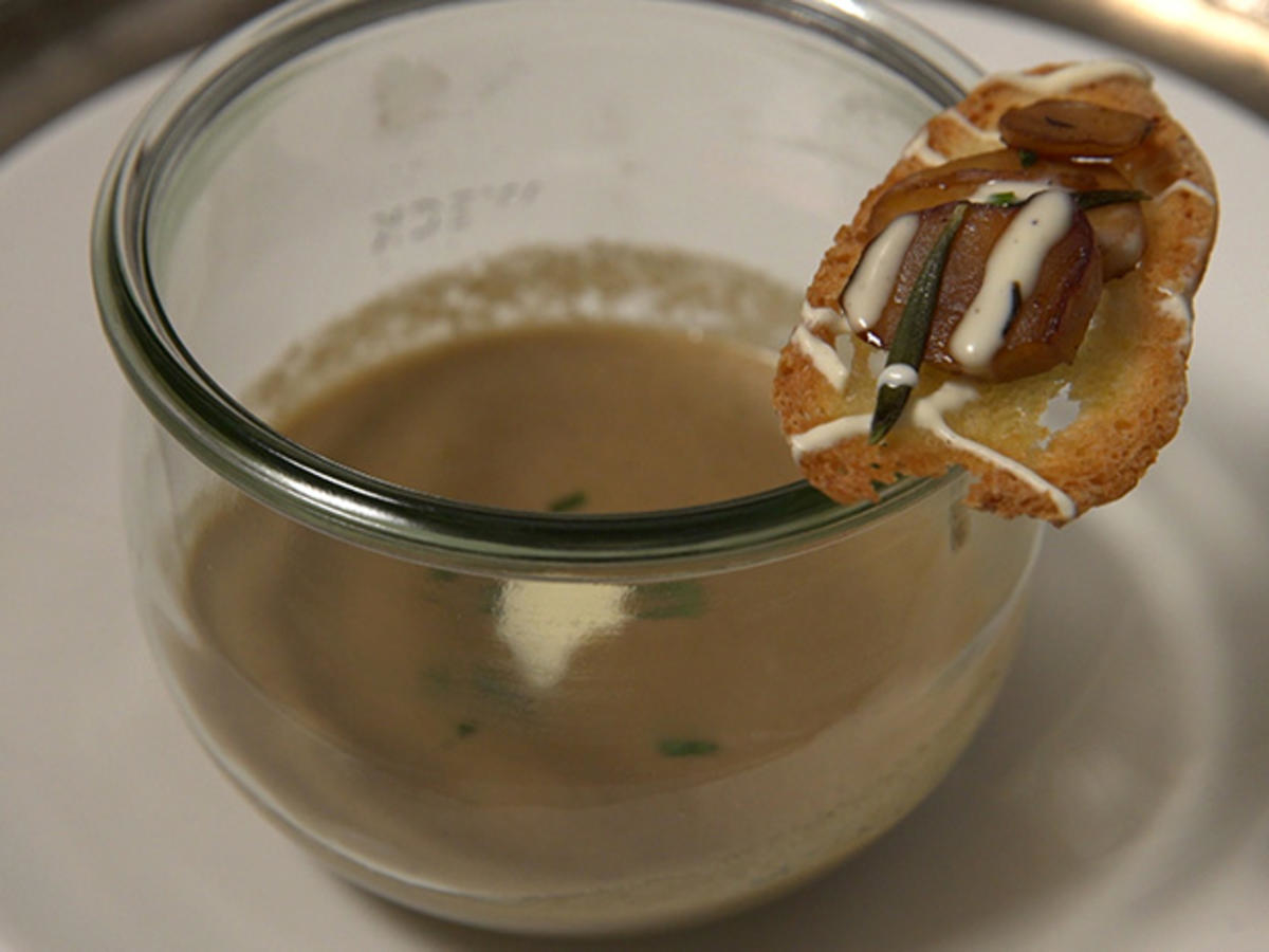 Pilzrahmsuppe mit Brotchips