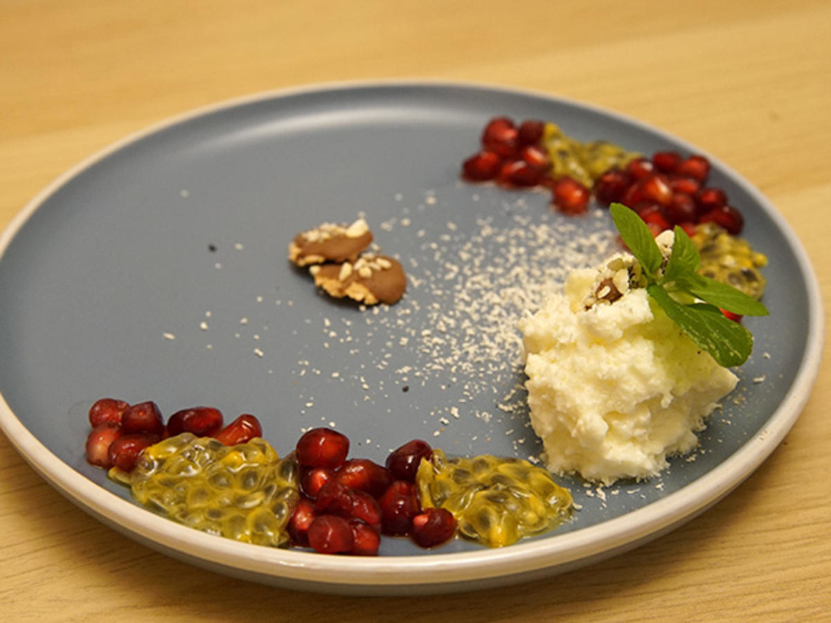 Weiße Mousse mit Tonkabohne zwischen Frucht