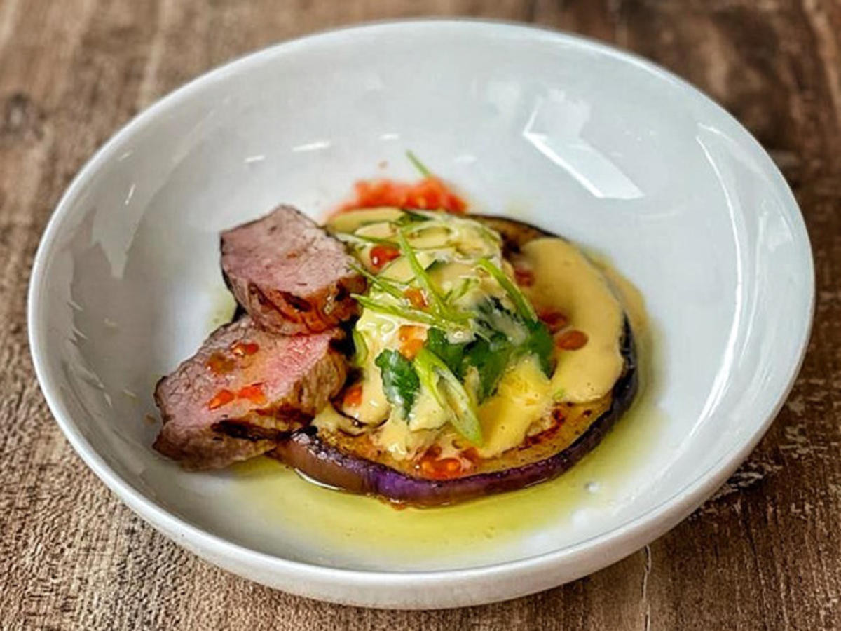 Bild zu: "Lammrücken mit gerösteter Aubergine und asiatischer Tahina (Tom Beck)"