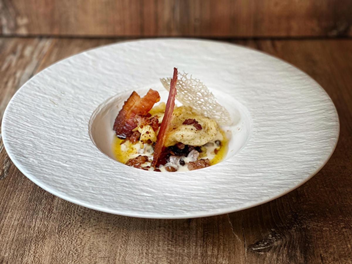 Bild zu: "Eifeler Mehlklöße à la Creme mit Apfel-Rosinen-Chutney und Speckchip (Pascal Rodermund)"