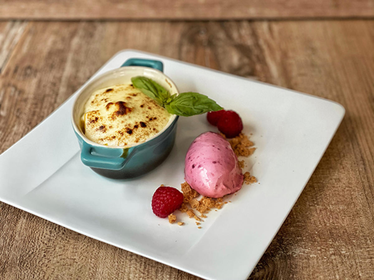 Bild zu: "Mango-Quark-Gratin mit Himbeereis (Barbara Becker)"