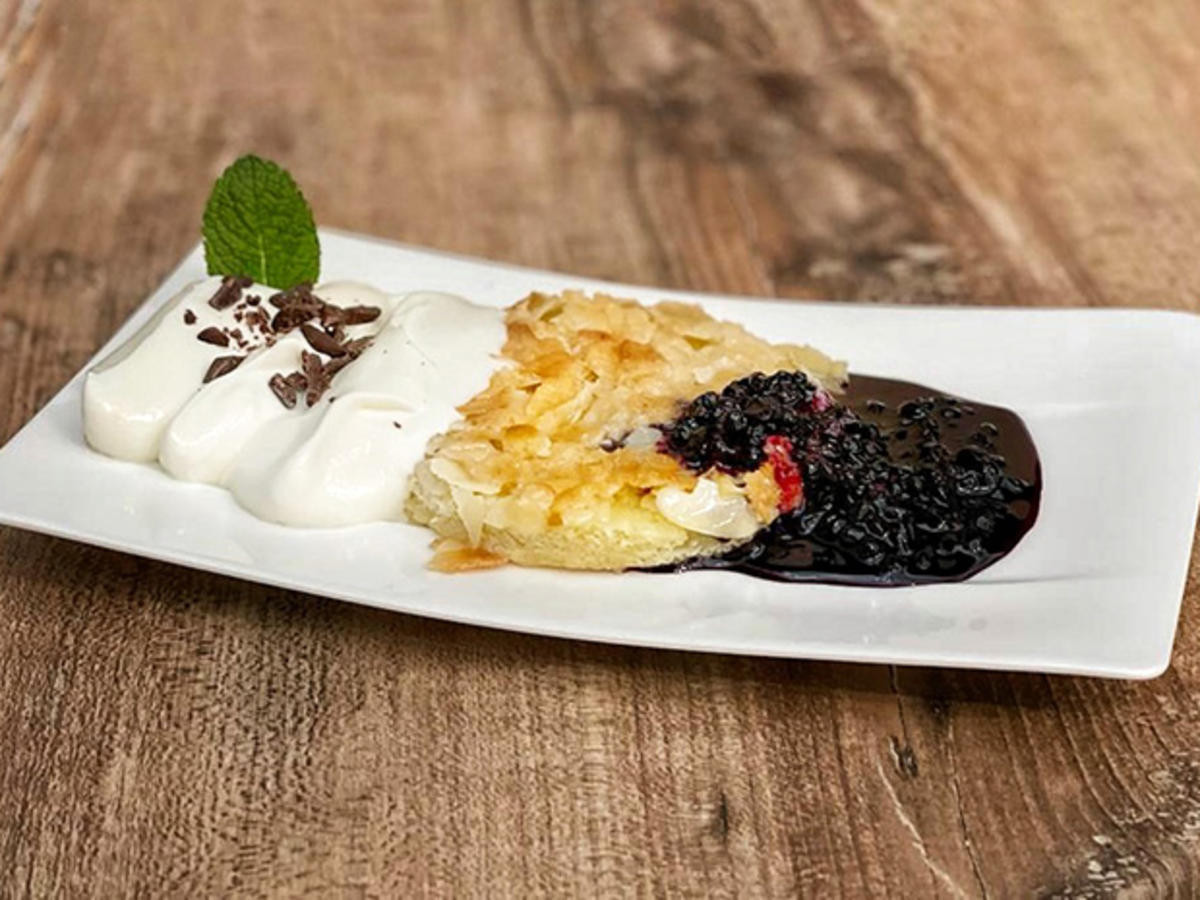 Bild zu: "Butterkuchen mit Holunderbeerenkompott (Moritz A. Sachs und Marie-Luise Marjan)"