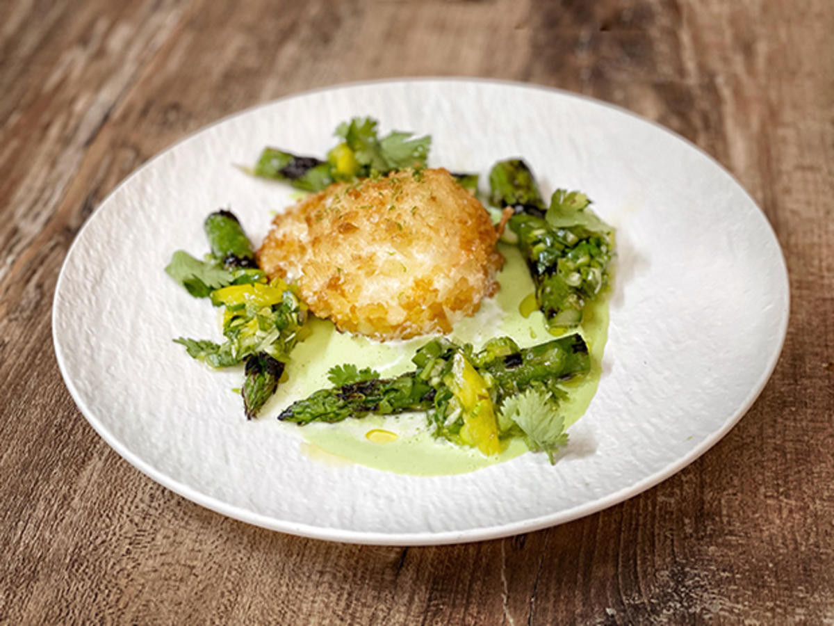 Bild zu: "Grüner Spargel mit Erbsencreme und Büffelmozzarella (Joris)"