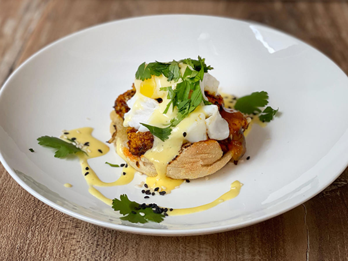 Bild zu: "Egg Benedict mit Blumenkohl (Olaf Schubert)"