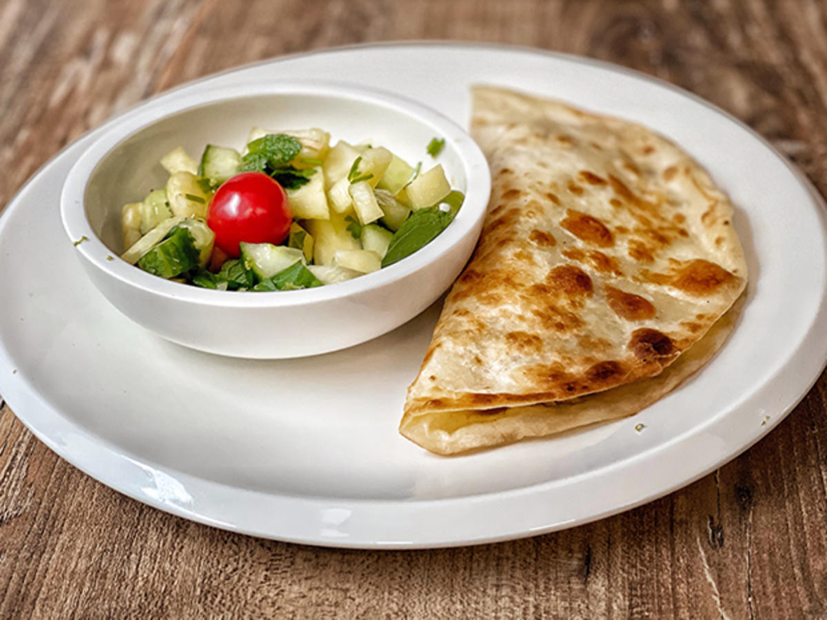 Arabisches Huhn im Lavash-Brot mit Ananas-Gurkensalat (Jürgen von der Lippe)