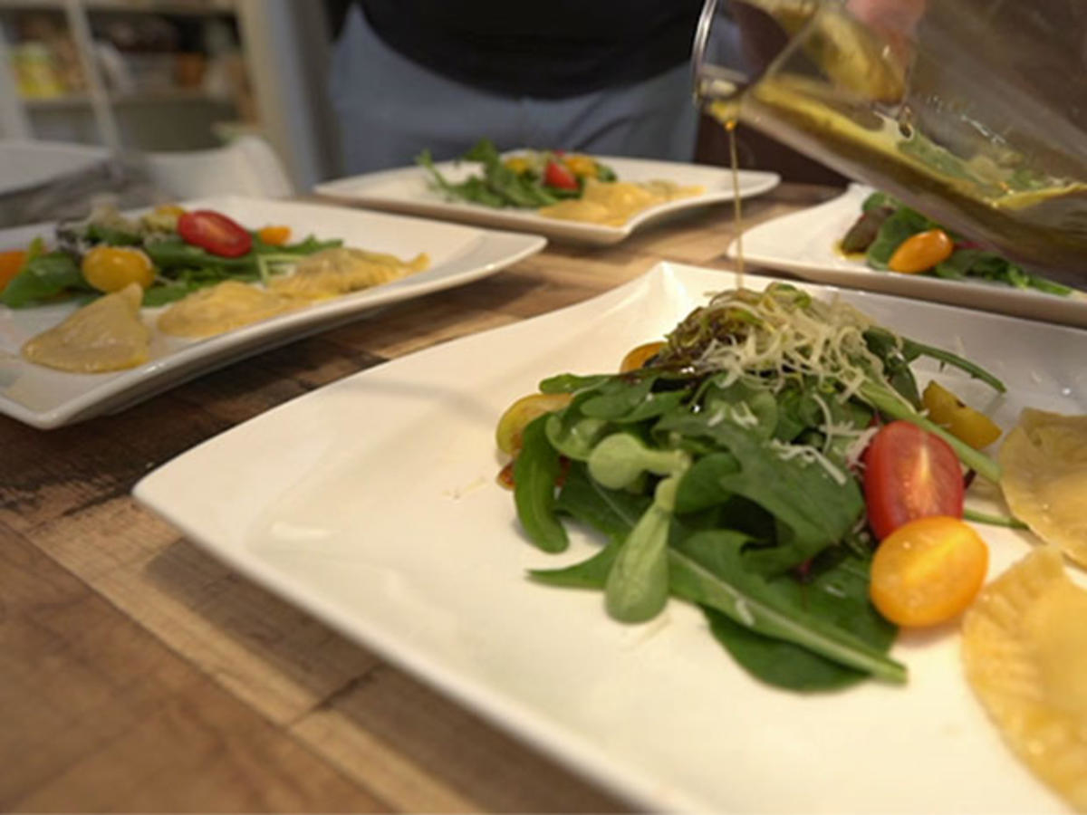 Wasser vs. Wald – Forellen- und Wildravioli in Salbeibutter auf Wildkräutersalat