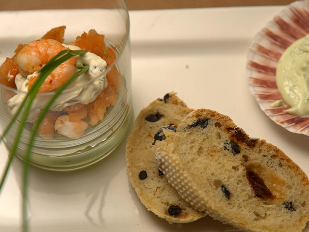 Guacamole, Lachs und Garnelen an mediterranem Brot und Bärlauch Dip