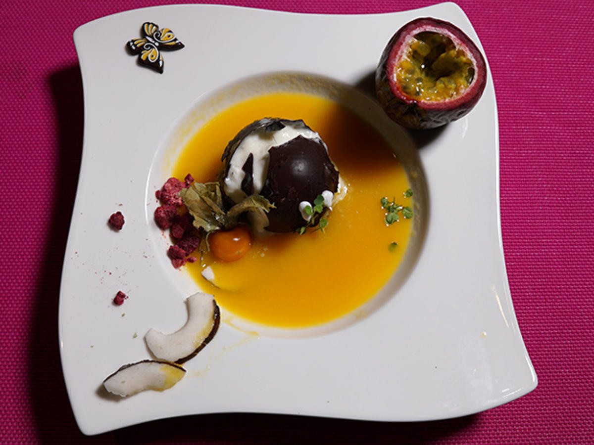 Brasilianischer Kuss – Kokosnuss-Mousse im Schokoladenmantel mit Passionsfrucht