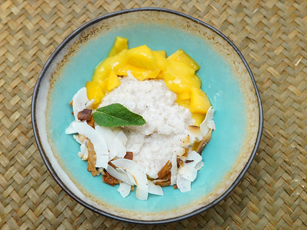 Sticky Rice an Mangovariation mit Kokoschips