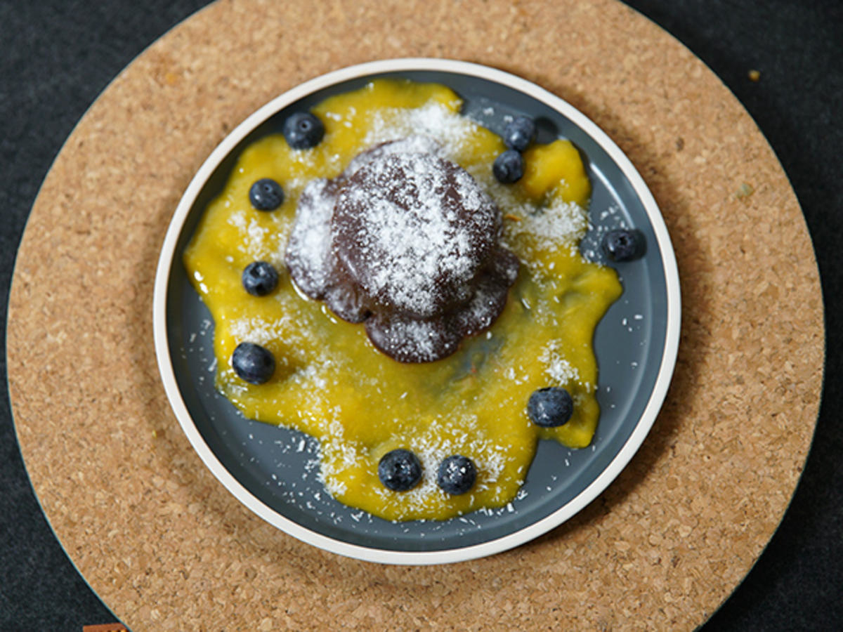 Cheesecake im Schokomantel an Mango-Spiegel und Beeren