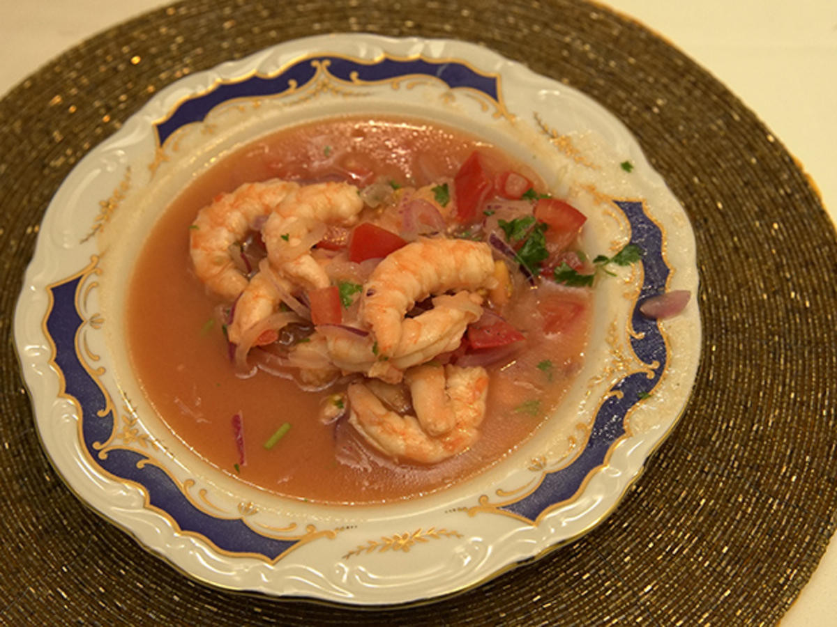 Kalte Shrimps-Suppe mit gebratenem Mais und frittierten Kochbananen