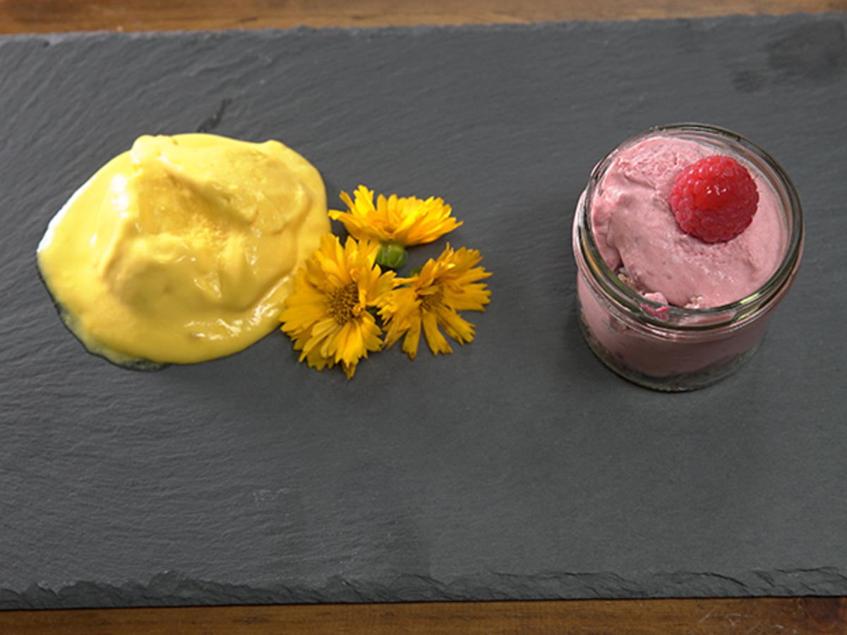Selbstgemachtes Mango-Eis mit einem Himbeertraum
