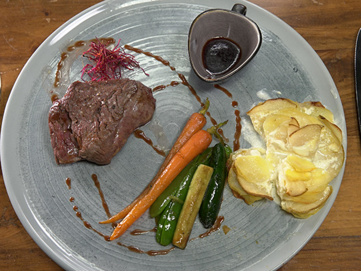 Gebalztes Rinderfilet mit Kartoffel-Birnenröschen, dazu Gemüse und Rotweinsoße
