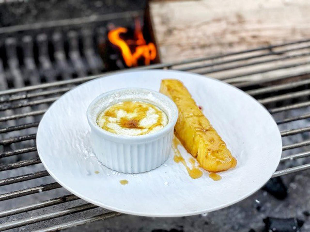 Skyr-Soufflé mit flambierter Ananas (Rurik Gislason)