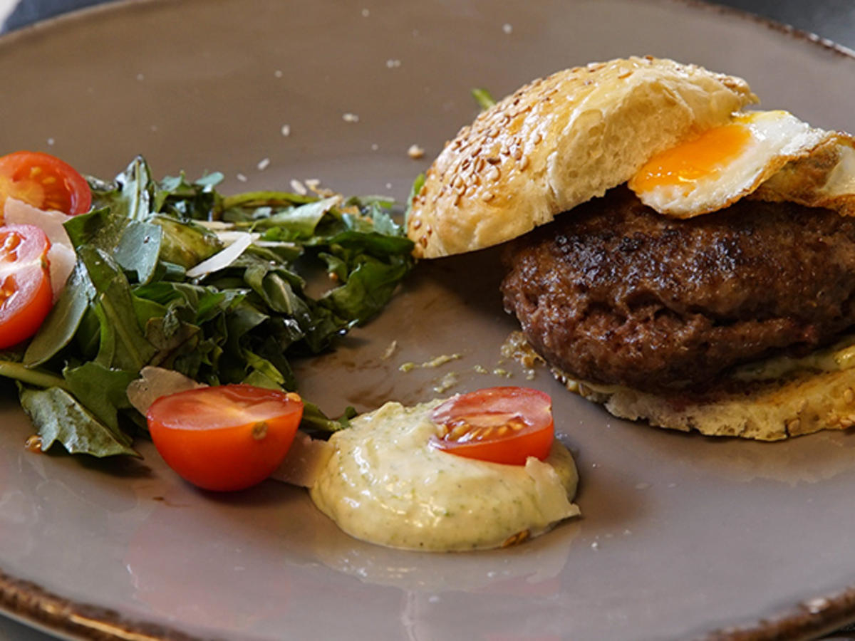 Dammwildburger mit Tannenspitzen-Aioli und Wachtelspiegelei