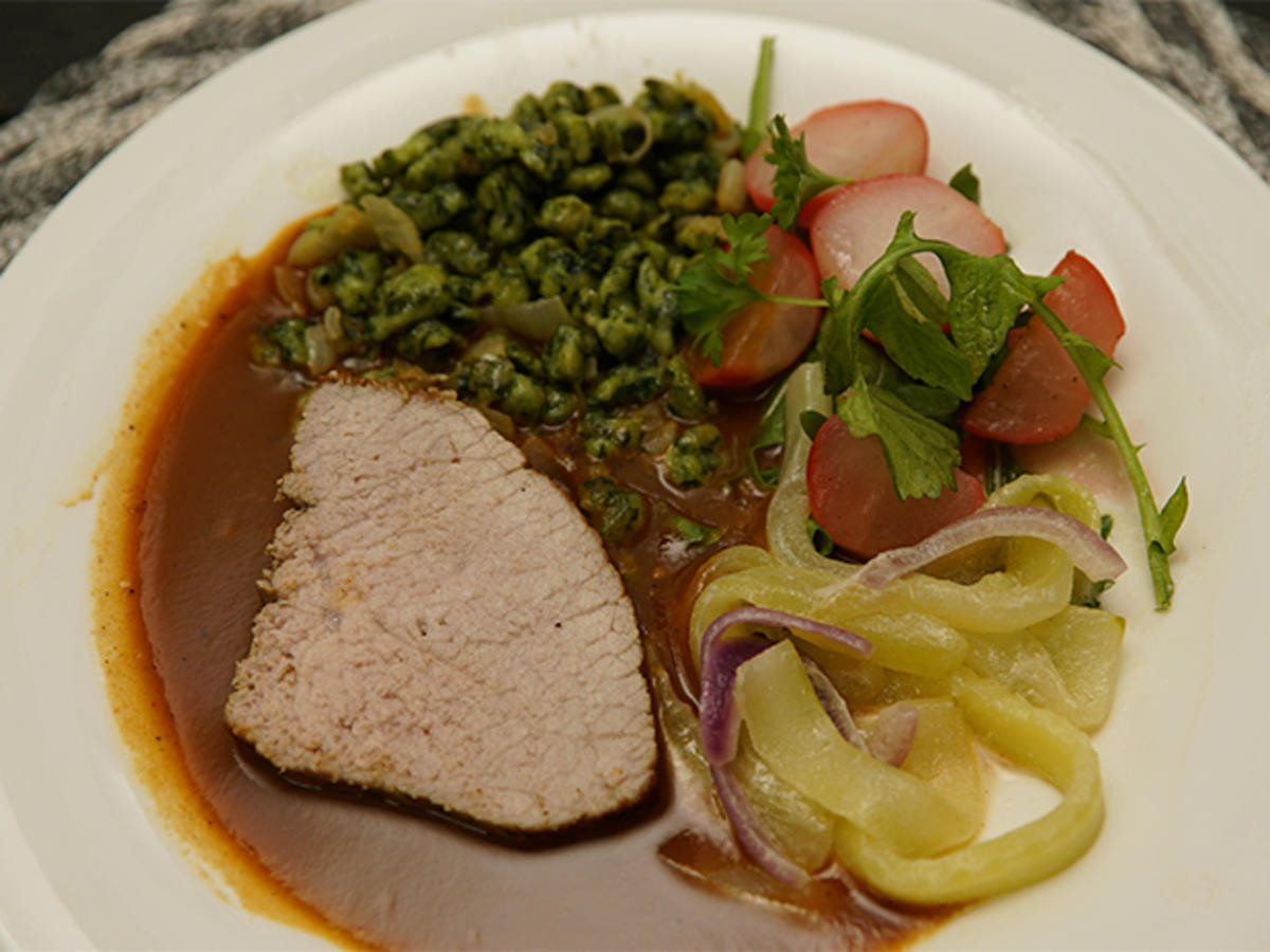 Kalbsbraten mit Popeye-Knöpfle an Sommergemüse