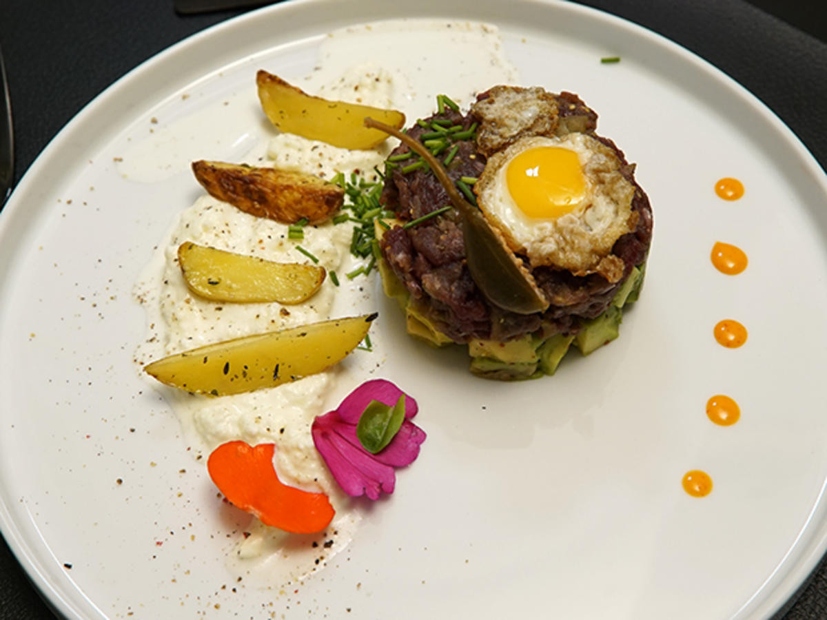 Tartar vom Damwild an Kartoffelspalten auf Mozzarellacreme
