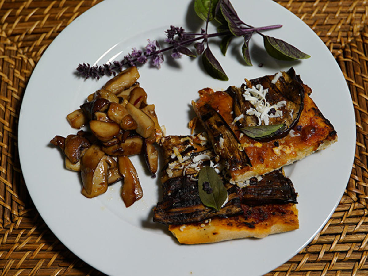 Pizza alla norma mit Steinpilzen