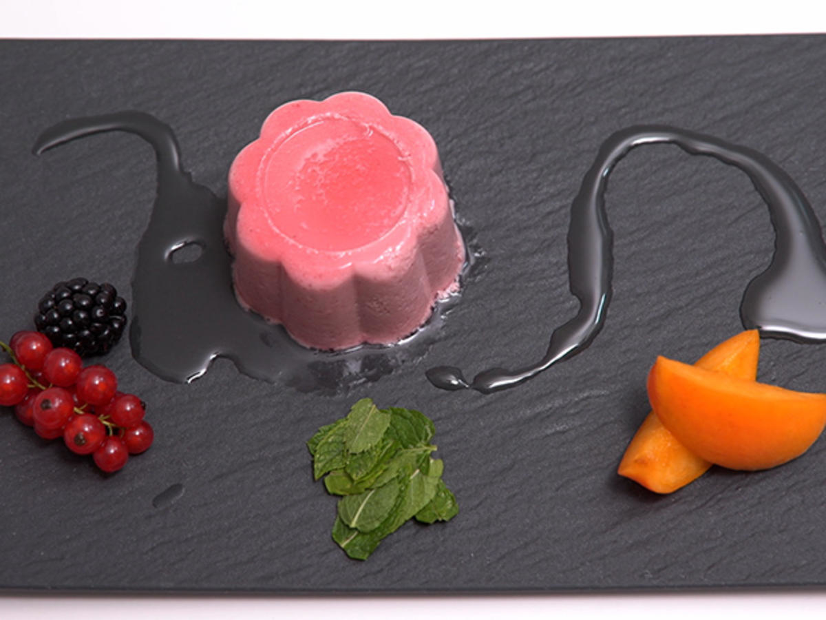 Rote Bete-Pannacotta mit bunter Vielfalt