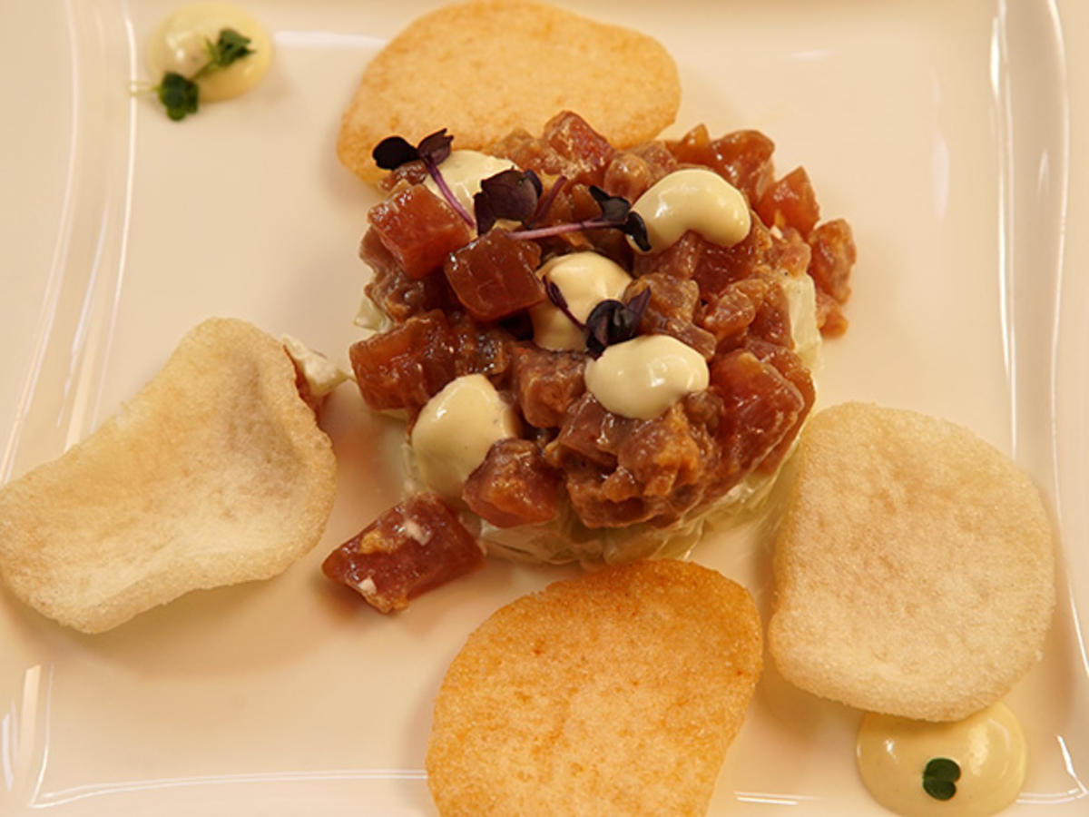 Thunfisch Tatar mit Wasabimayonnaise und Krabbenchips