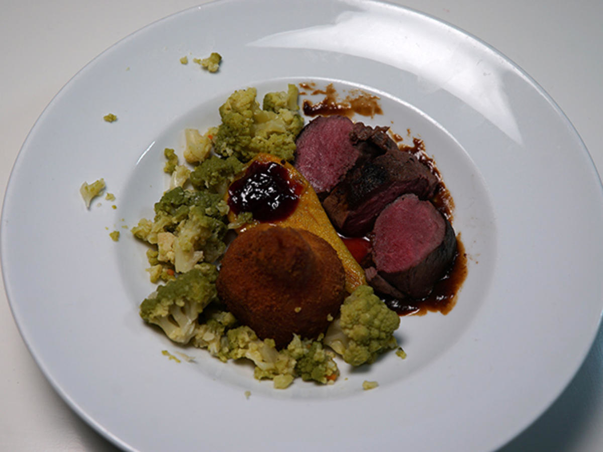 Rehrücken in Jus mit Pommes Williams