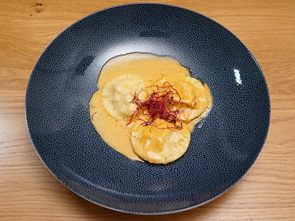 Glücksravioli gefüllt mit Garnelen in Krustentiersauce