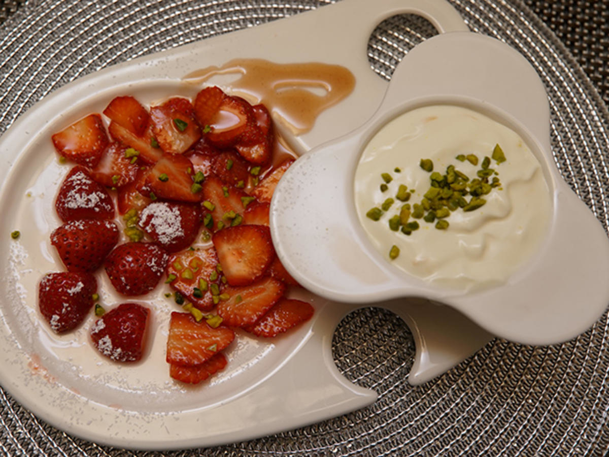 Leichtes Orangenmousse auf Erdbeer-Carpaccio