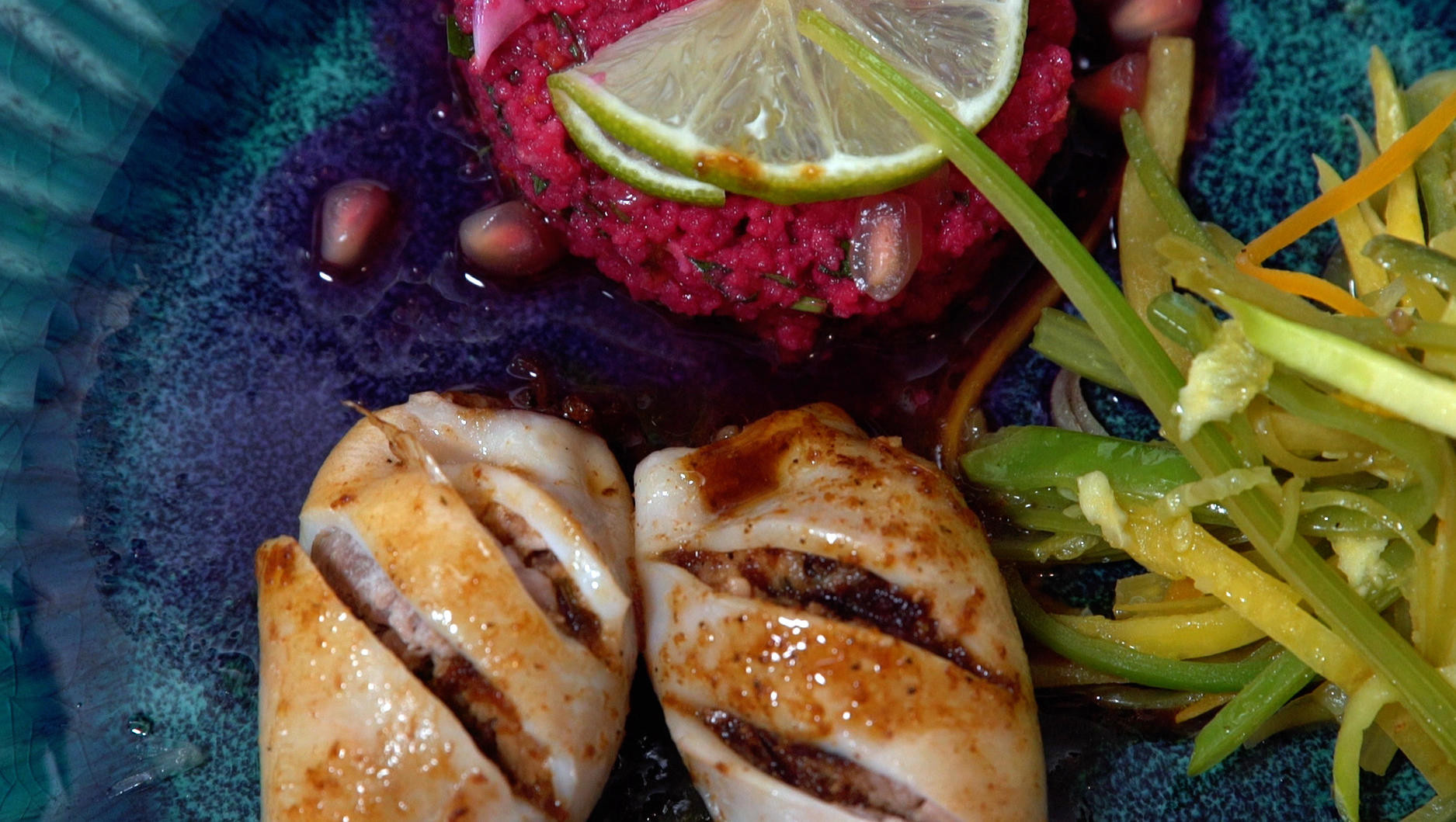 Mit Pulled Pork gefüllte Adria Calamari, dazu pinkes Kisir und Julienne Gemüse
