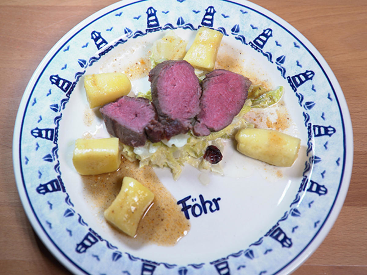 Rehrücken  auf  Rahmwirsing  mit  Cranberry  und Kartoffelgnocchi