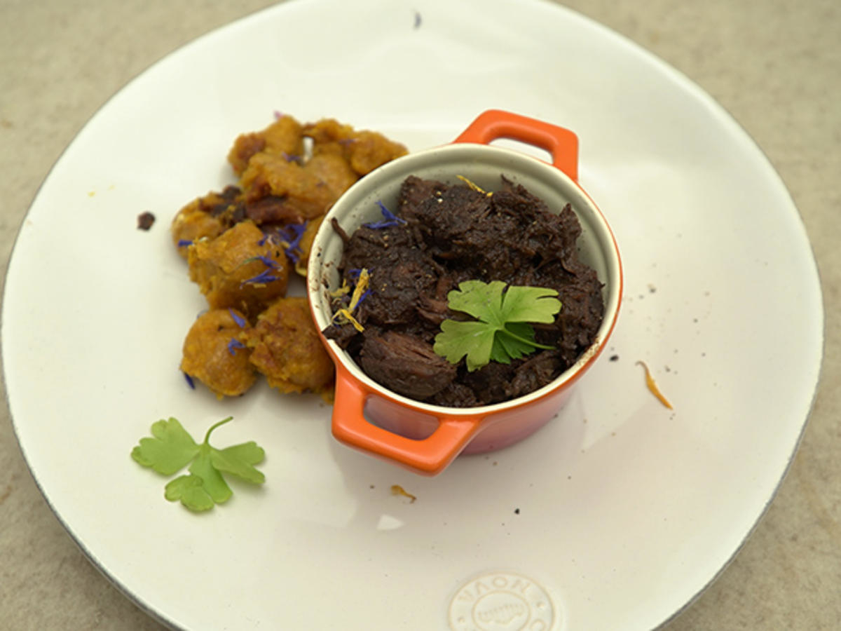 Herbstliches Küsten-Gulasch - Von Behrensdorfer Hochlandrindern an Kürbis-Gnocchi.