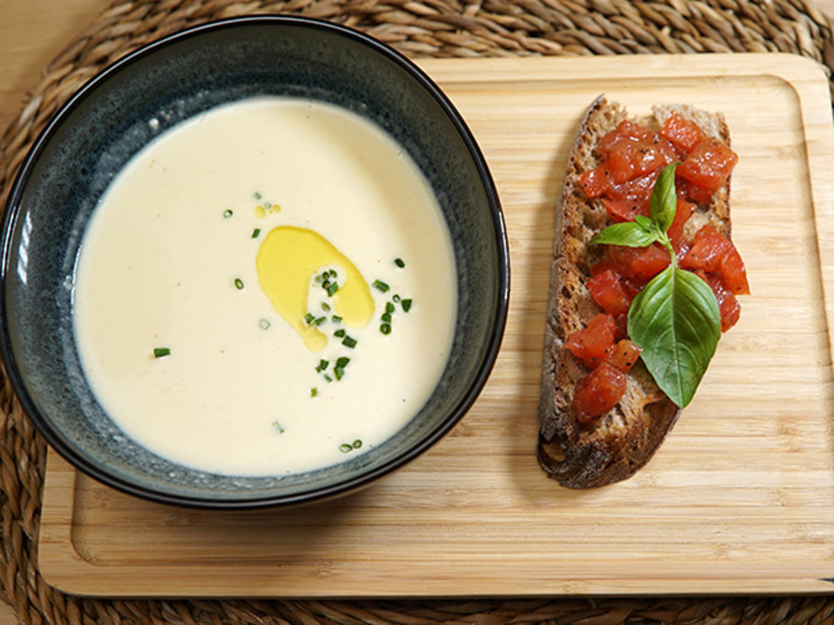 Käsesuppe mit Bruschetta