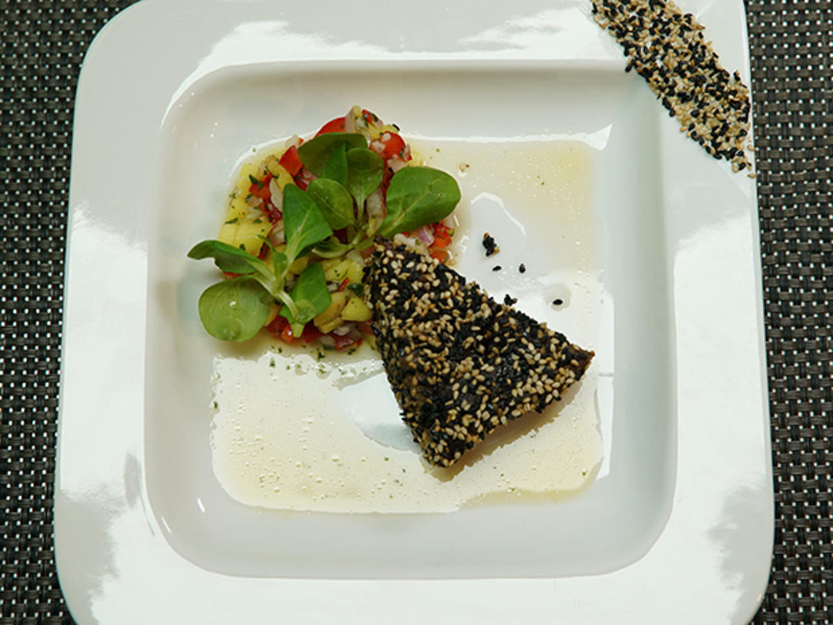 Sesam-Tunfisch an feurigfruchtigem Mango-Chili-Feldsalat
