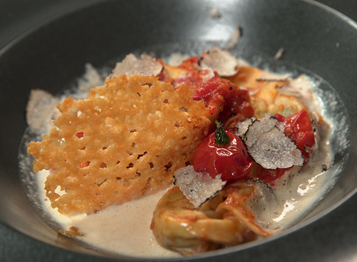 Tortelloni mit Ricotta Spinat Füllung, Tomatensugo und Parmesanschaum