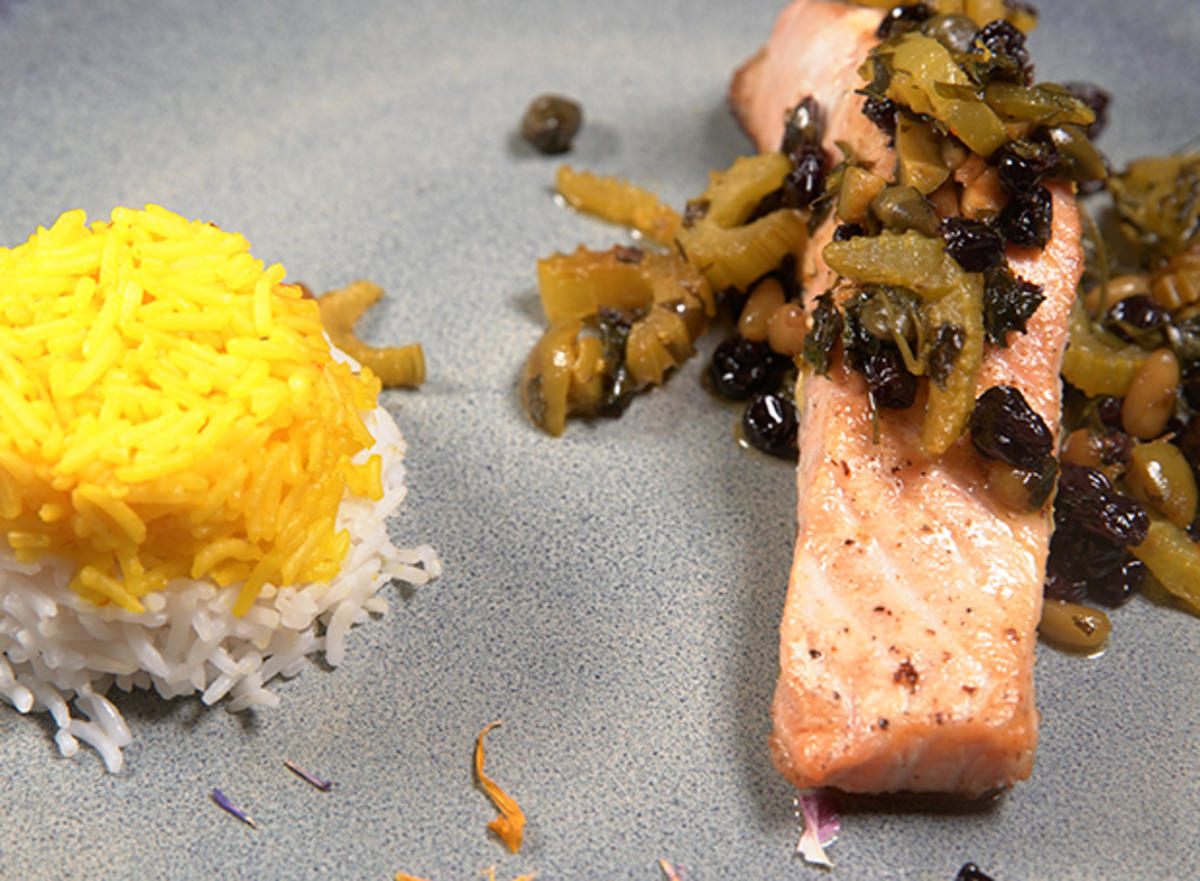 Lachs mit Gemüse und Safranreis