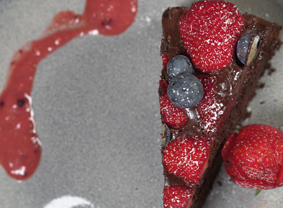 Schokoladenkuchen mit Erdbeeren