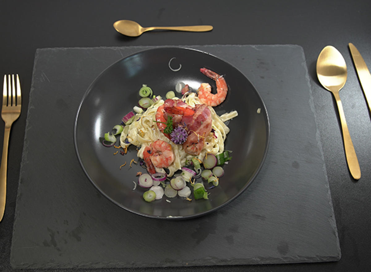 Garnelen im Speckmantel auf Spaghetti mit Mascarpone-Zitronensoße
