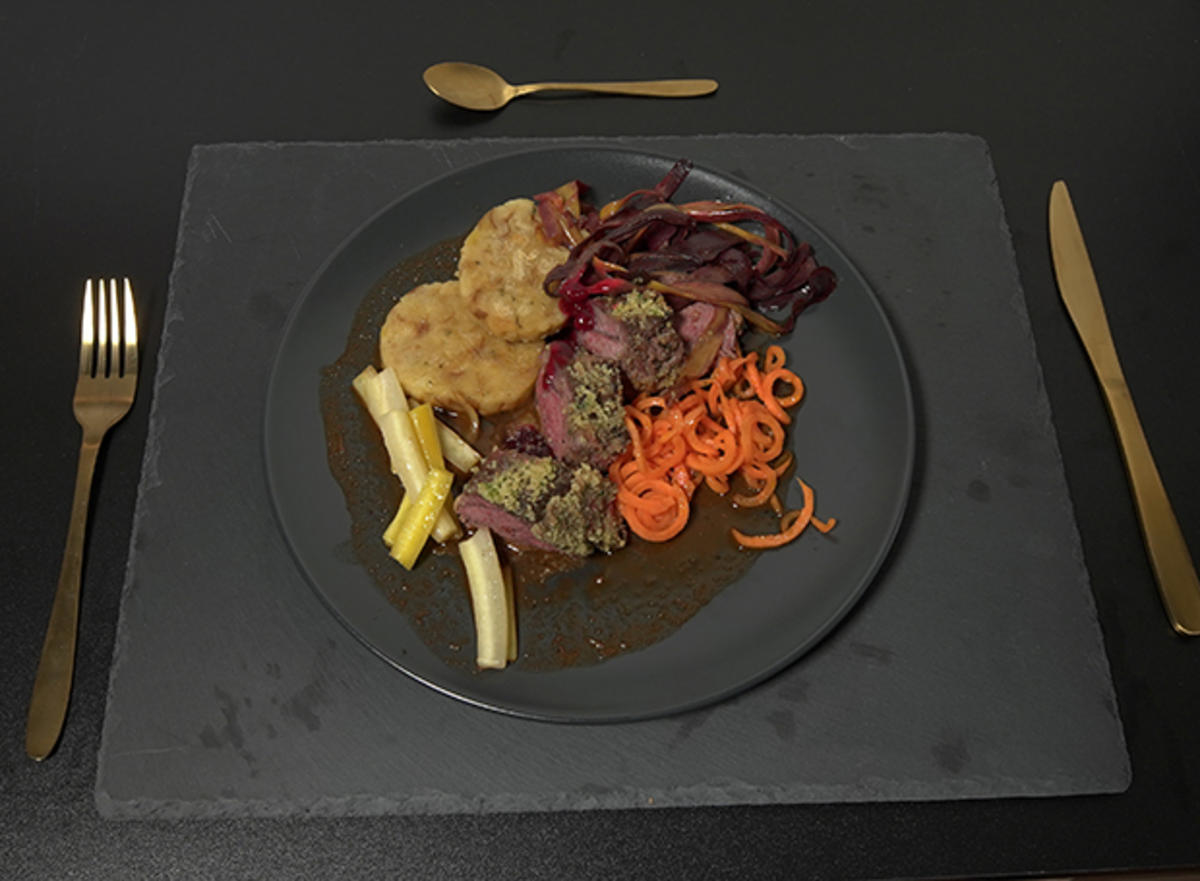 Reh mit Kräuterkruste, Käseknödel und Rotwein-Preiselbeeren Soße