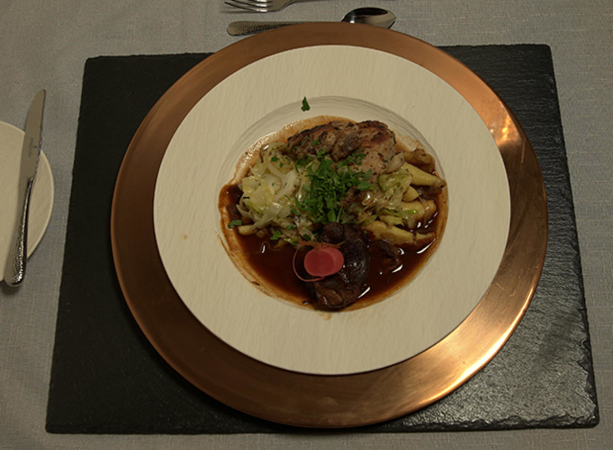 Zweierlei vom Strohschwein mit Schupfnudeln und Spitzkraut
