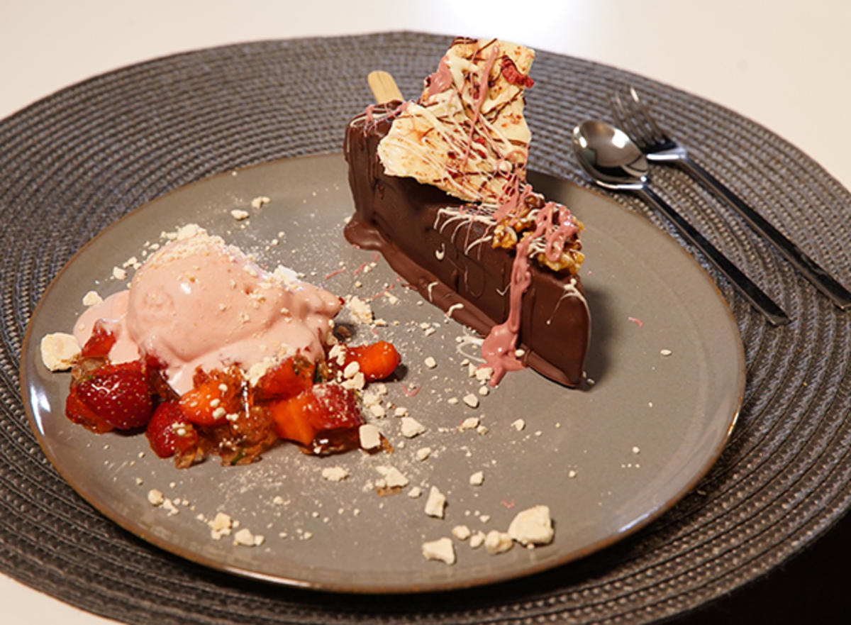Freestyle Käsekuchen und Prosecco-Minz-Gelee mit Erdbeereis
