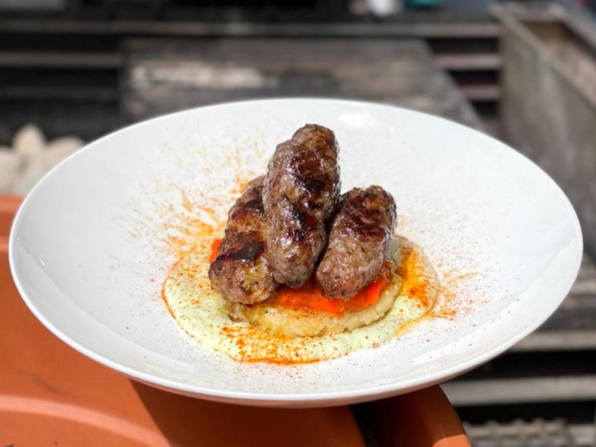 Ćevapi mit Ajvar und gegrilltem Reis (Filip Pavlović)