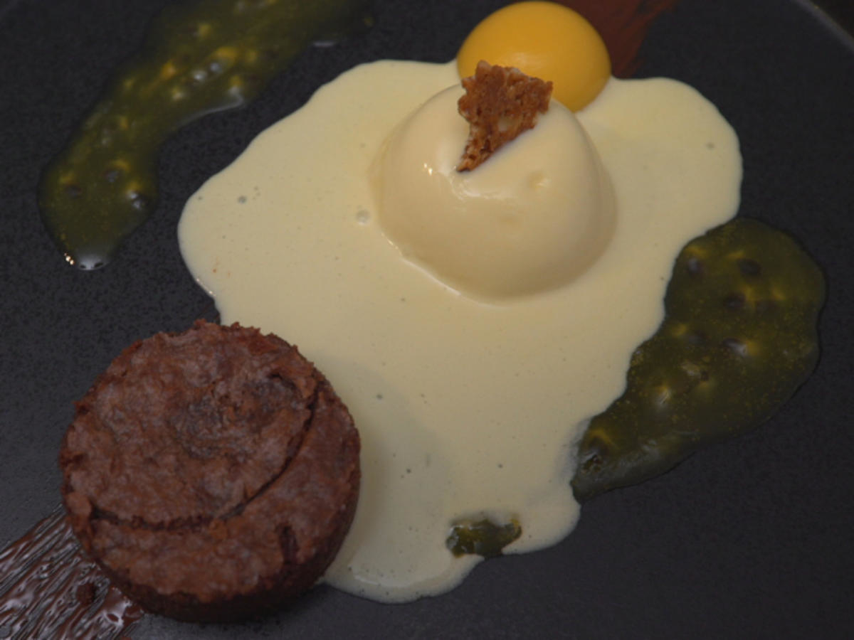 Schokokuchen mit Schokoladeneis und Passionsfrüchte