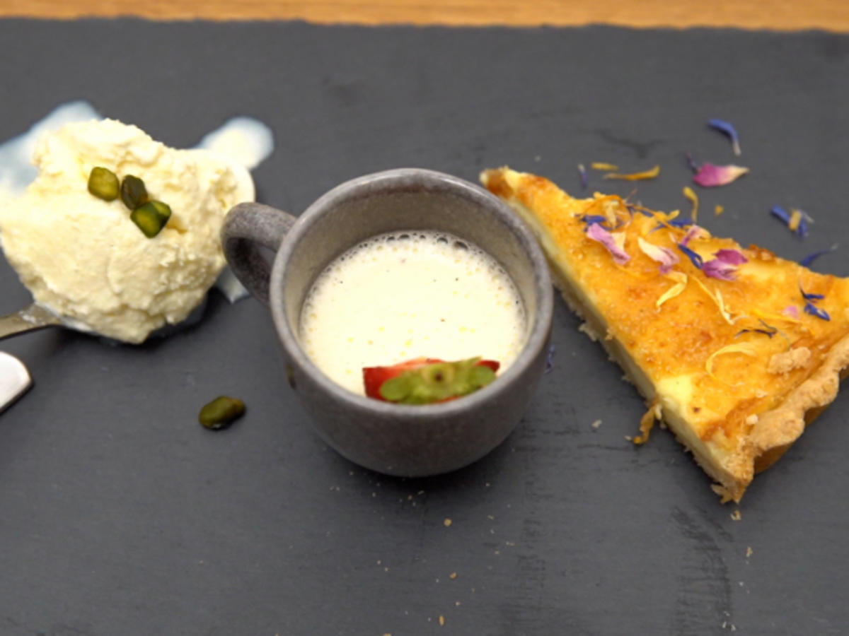 Crème Brûlée Tarte mit Panna Cotta und Vanilleeis