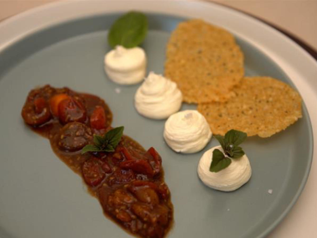 Burratacreme mit karamellisierten Tomaten und Parmesanchip