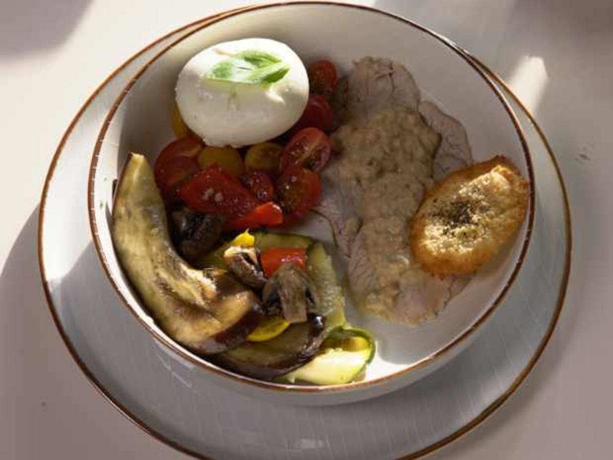 Vitello tonnato mit Burrata-Tomatensalat und Gemüse