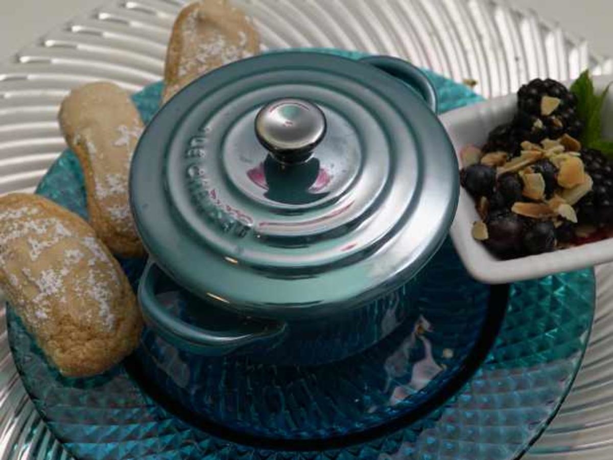 Zabaglione mit Beerensalat und Löffelbisquits