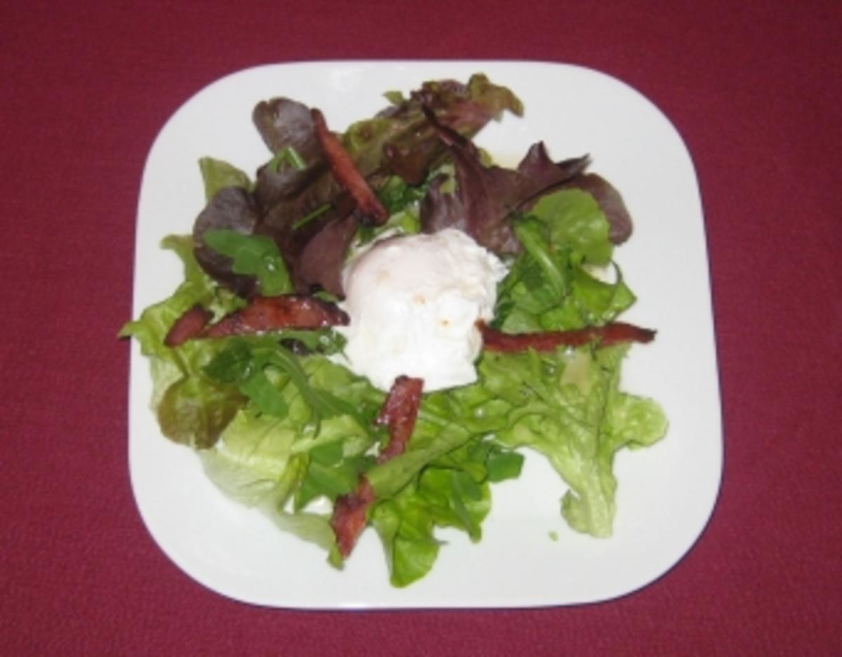Wiesensalate mit pochiertem Ei und Speck