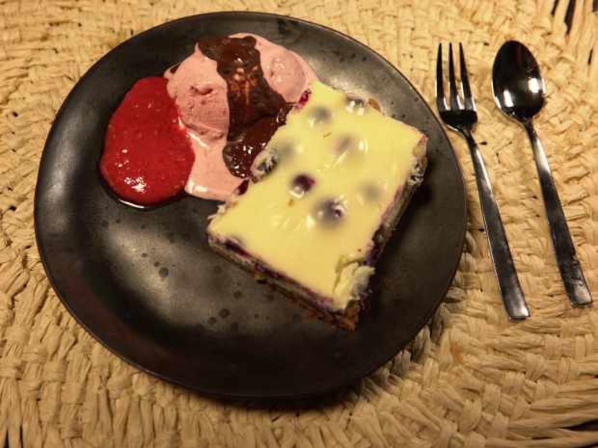 Blueberry Cheesecake mit Beereneis und Grillschokolade