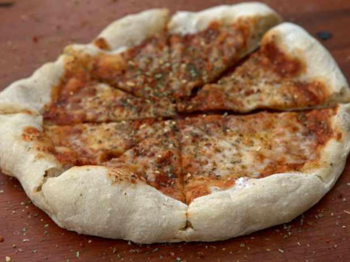 Pizza und Antipasti mit Paprika und Oliven